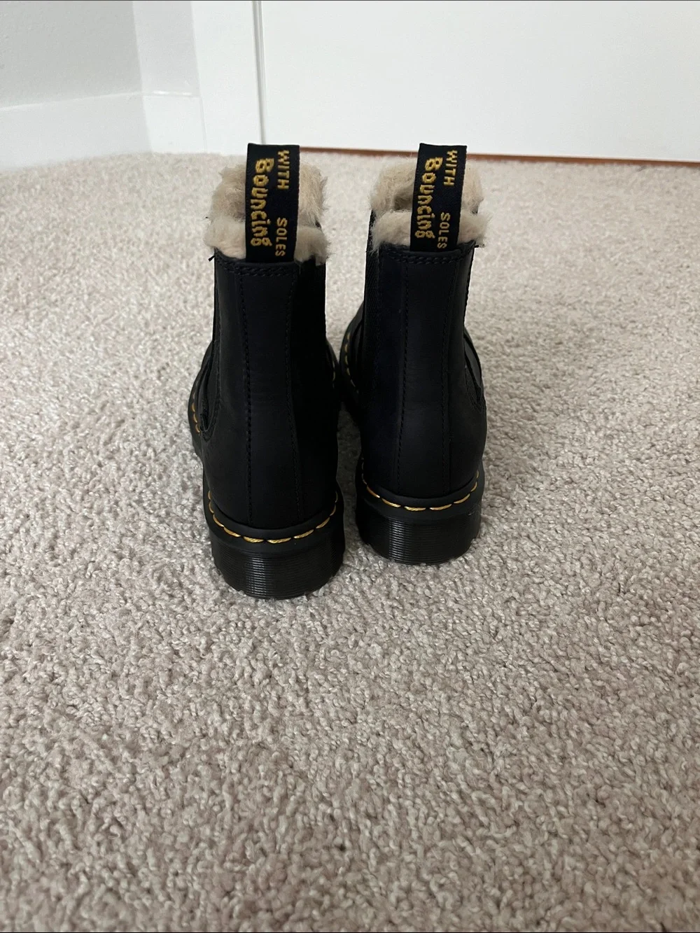 Dr. Martens Black Leather chelsea Fur-Trim Boots size 6